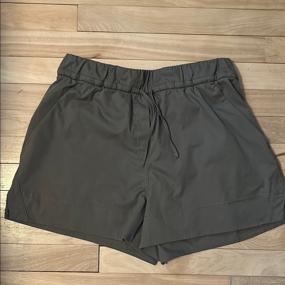 Women's Green Lululemon cinch-able waist short